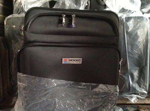 Mẫu vali có gắn logo thép mà KOS làm cho công ty MODEC