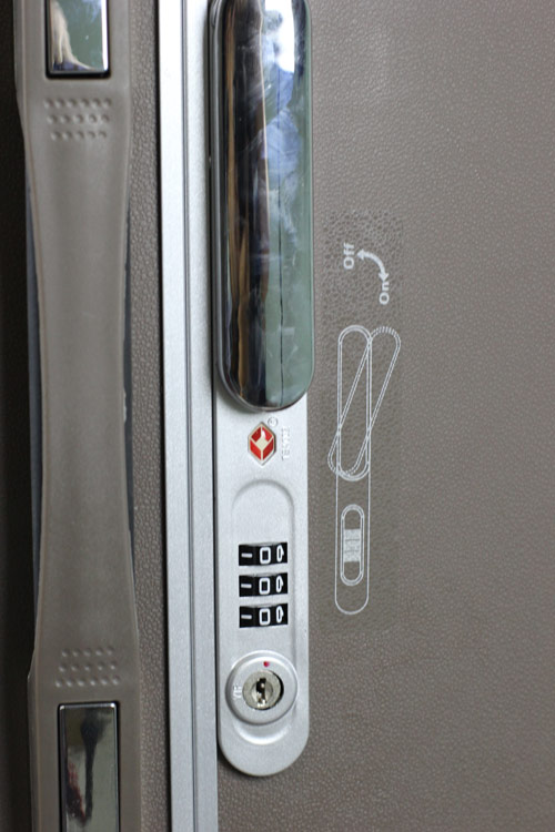 cách sử dụng khóa vali vỏ cứng nắp bật