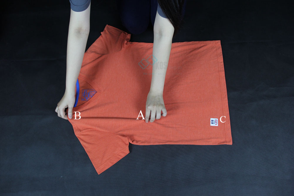 cách xếp áo thun và áo sơ mi bước 1