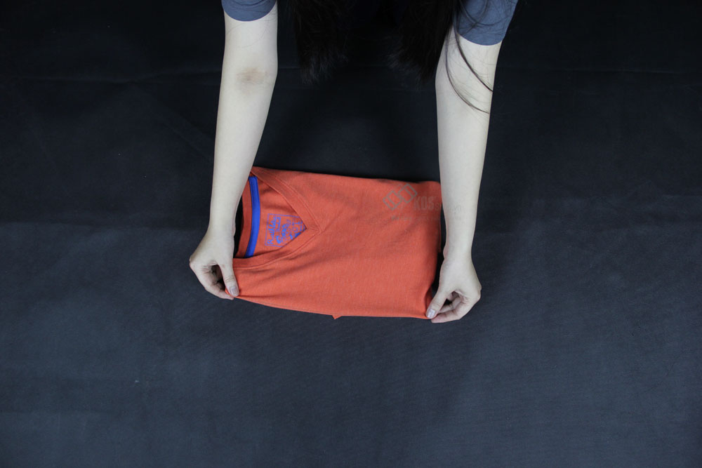 cách xếp áo thun và áo sơ mi bước 3