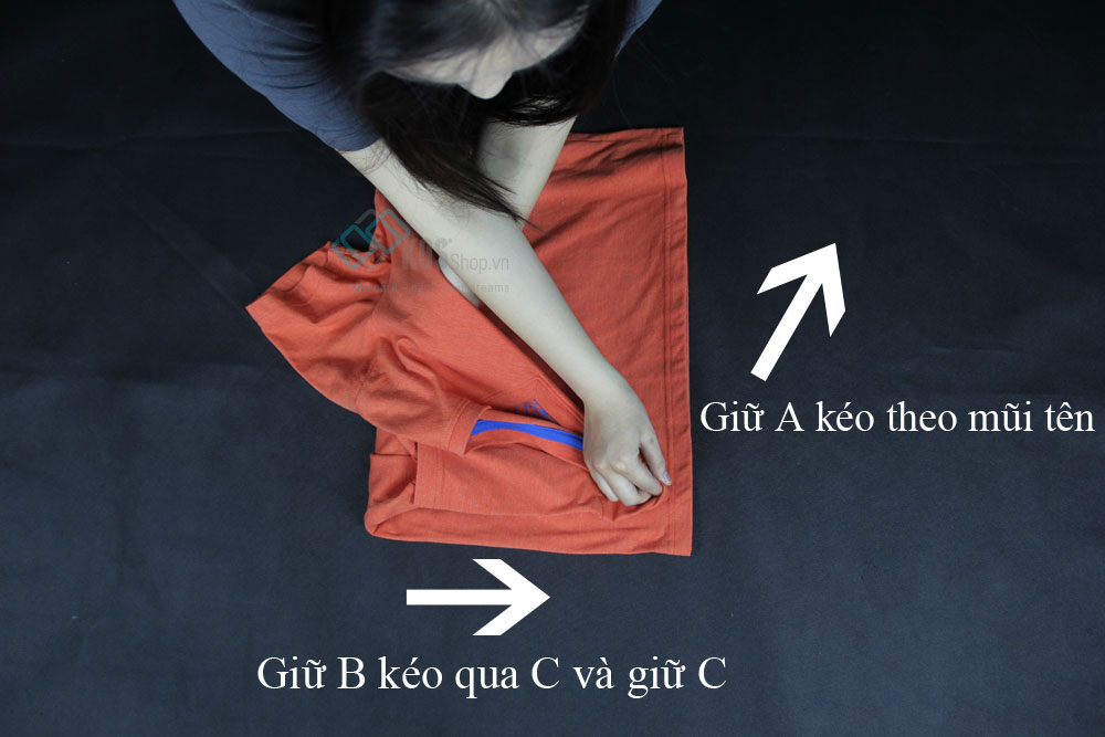 cách xếp áo thun và áo sơ mi bước 4